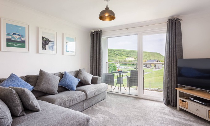 Mawgan Porth Wohnung | Sandcastles offers a delightful two-bedroom self-catering apartment