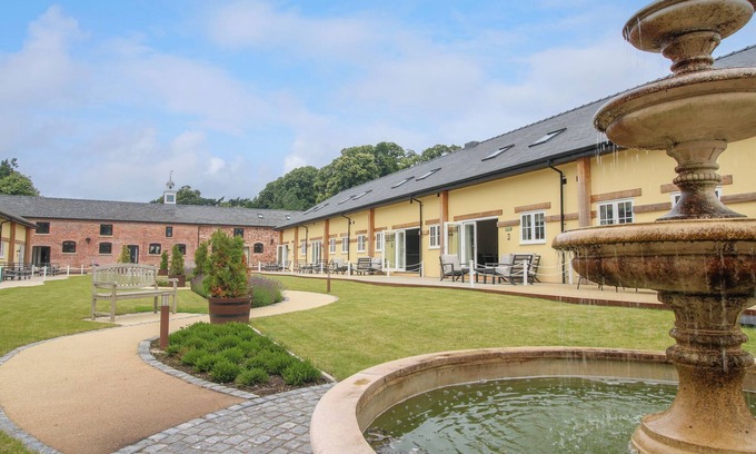 Felton Hütte | SANDOWN PARK COTTAGE, pet friendly, with a garden in West Felton