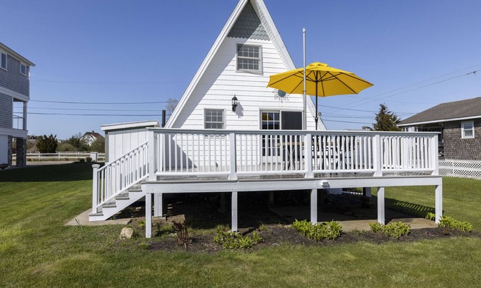 Misquamicut Hütte | Sandpiper Cottage - Cozy summer cottage across the street from the beach!