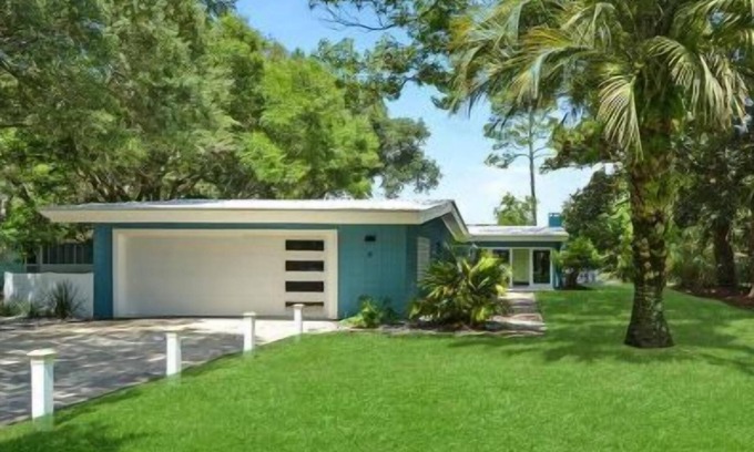 Jekyll Island Haus | Sandpiper Hideaway- Lovely home with pool and just steps away from the beach