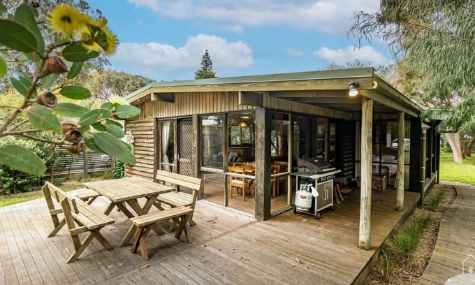 Sandy Point Haus | Sandy Point Log Cabin