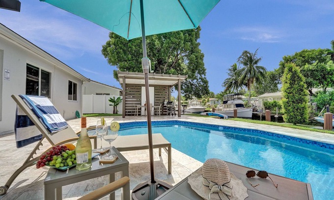 Citrus Isles Haus | Sandy"s Sunshine Oasis Beach Pool Boat Doc Pets Cruise Hardrock Airport