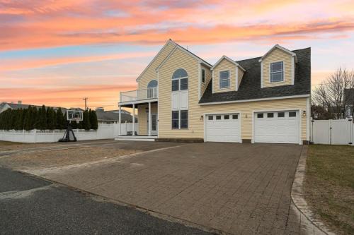 Seabrook Haus | Sandy Toes Ocean Views Steps to Beach Deck
