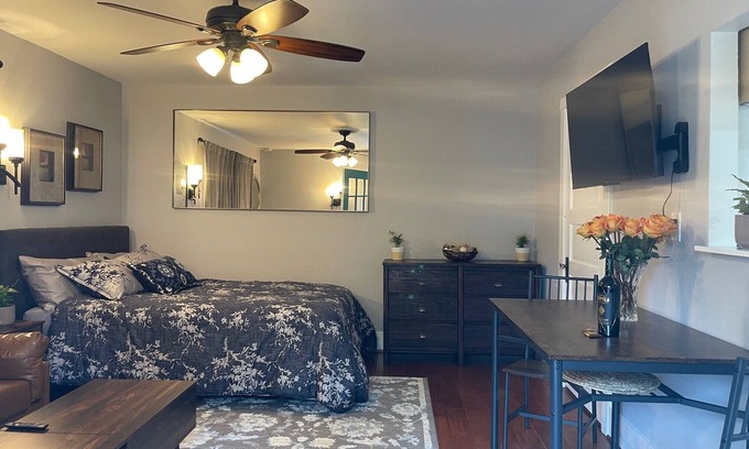 Upper East Wohnung | Santa Barbara Mission Studio