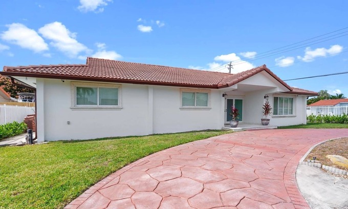 Ludlam Haus | Santorini · Casa Santorini - Big Pool, BBQ & Free Parking