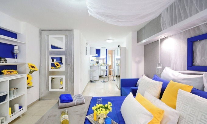 Mousio Wohnung | Santorini Style in Athens ,Greece !Aegean Style!