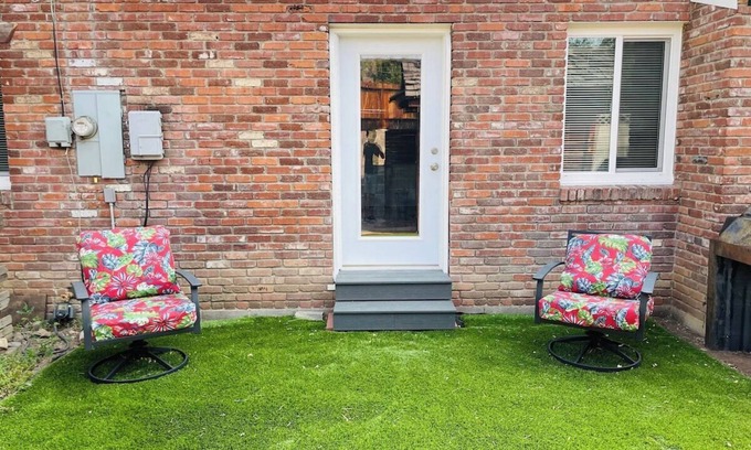 West University Haus | Sapphire by West University/pet OK/Sleeps 8