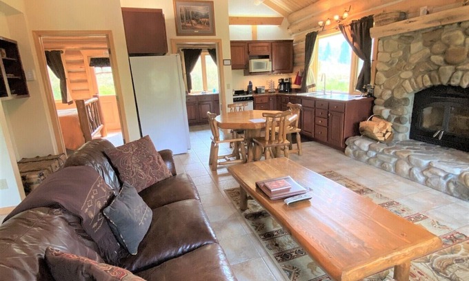 Darby Kabine | Sapphire Cabin ist ein luxuriöses, handgefertigtes Blockhaus am Rye Creek in der Nähe von Darby, MT