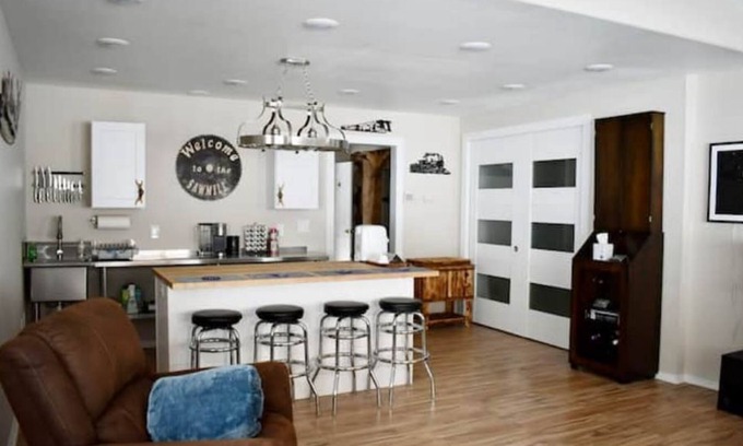 Sumpter Wohnung | SAS - The Sawmill, Cozy 1 bdrm, Pets Welcome!