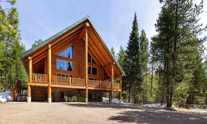 Island Park Haus | Sasquatch Summit,5B/-4Ba,Sleeps 12,BBQ,Firepit,WIFI,30m 2 YNP-Secluded