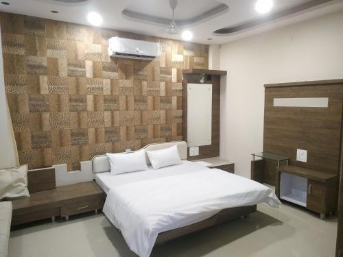 Indore Wohnung | Satyabhama Homestay -Ruby-One RK appartment with Terrece