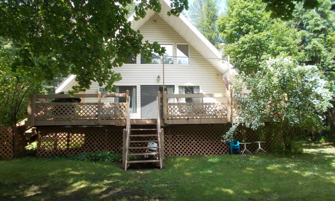 Troy Haus | Savage Lake Lodge. Waterfront / Waterfalls 3BD / 2BA Für 12+ Personen