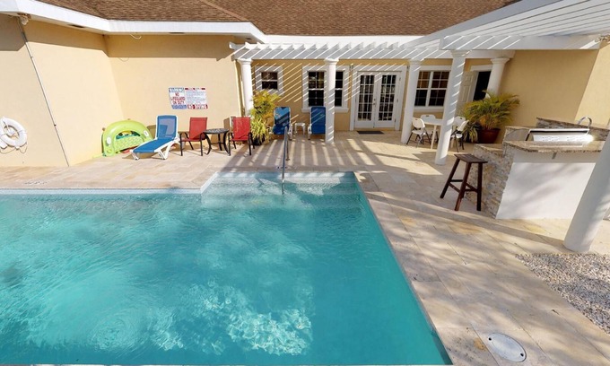 Savannah Haus | Savhaven - 4 Bett, 4 Bad mit Pool, Schlafmöglichkeiten für 8 (2 Minuten vom Spotts Beach entfernt)
