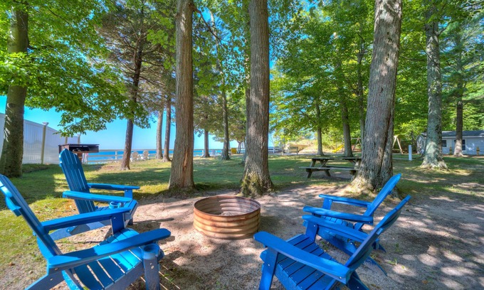 Muskegon Hotel | Scenic Drive Resort by DreamStay