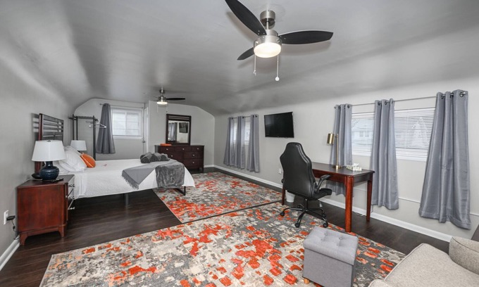 Northside Haus | Scenic hiking in Cuyahoga Valley National Park! 3BR house, central air & laundry