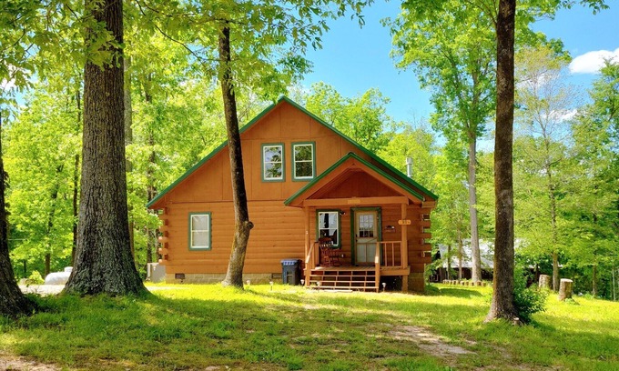 Olivehill Kabine | Scenic Hilltop Cabin on TN River w Firepit, Grill, WIFI, Full Kitchen, H2O views