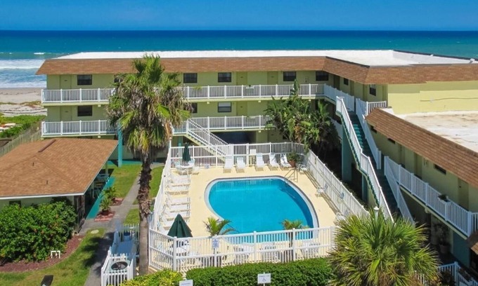 Indialantic Wohnung | Scenic Pool View Room: Your Romantic Getaway Spot | Free Parking