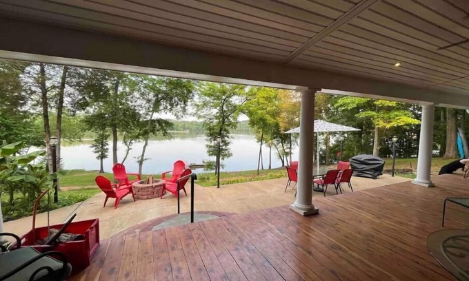 Parsons Haus | Riverfront 3bd Home: Kayaks, Paddleboards, Firepit + Full Kitchen, Dogs ok