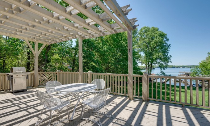 Huddleston Haus | Scenic Smith Mountain Lake Getaway w/ Deck + Dock!