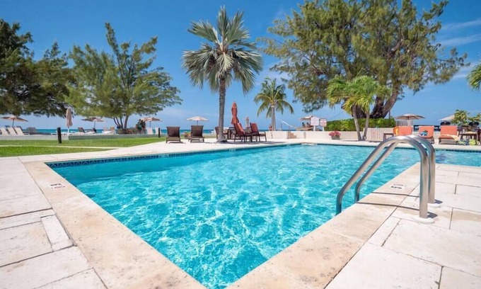 Seven Mile Beach Wohnung | Scenic & Stylish Gardenview 3BR Condo wPool Access