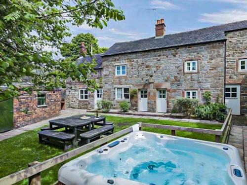 Leek Haus | School House, cosy cottage for 12 with hot tub in the Peak District