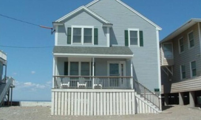 Scituate Haus | SCITUATE Beach Front huge 4 bedroom 2 bath. Amazing views sleeps 13. NEW!!