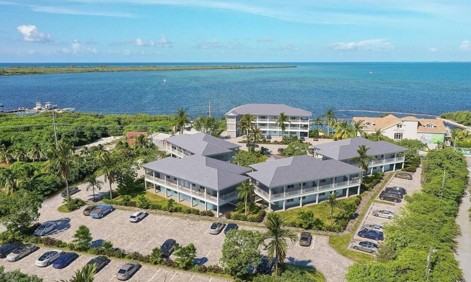 West Bay Wohnung | Sea Mist 308 Stunning views of North Sound in West Bay close to attractions.
