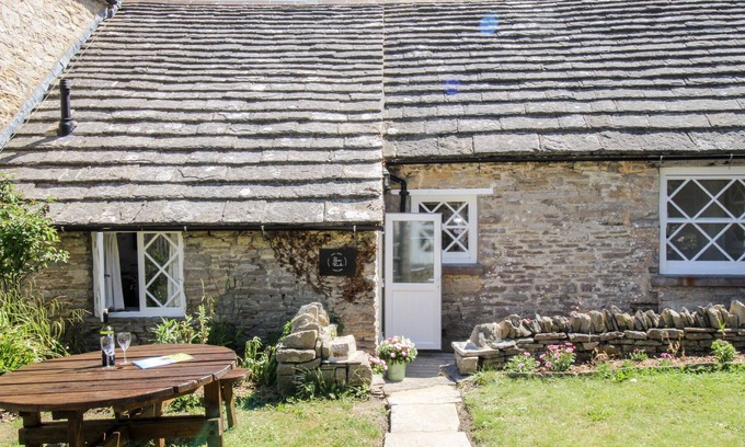 Langton Matravers Hütte | SEA PINK COTTAGE, pet friendly, with a garden in Langton Matravers
