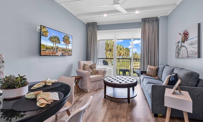 Litchfield by the Sea Eigentumswohnung | Sea, Sun, & Sand renovated 1-bed/1 bath oceanfront condo at Bridgewater