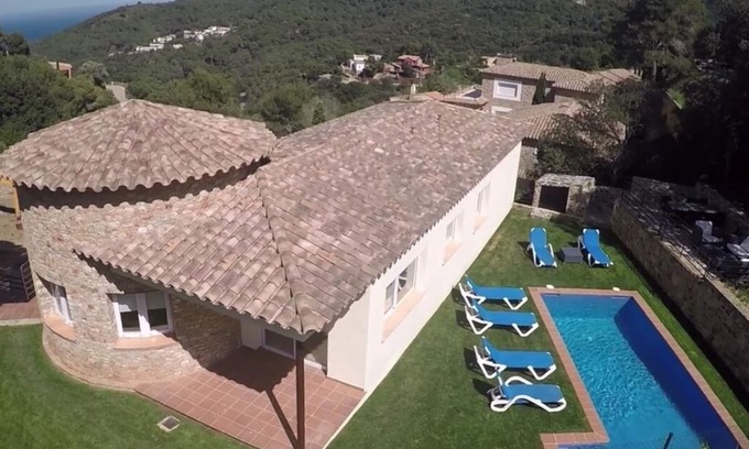 Sa Riera Villa | Meerblick + privatem Pool, WiFi Internet, Garten mit Liegewiese, Parkplatz und Garage