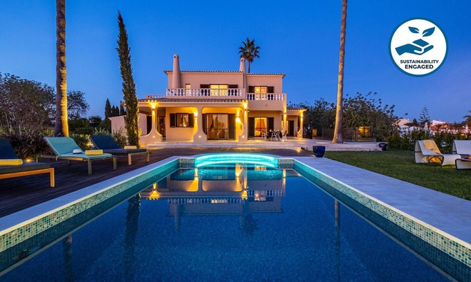 Vale de Parra Villa | Sea view retreat w/ games room & BBQ, Galé