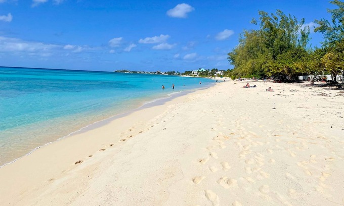 Seven Mile Beach Eigentumswohnung | SeaBreeze #8: Luxe Condo on 7 Mile Beach w/Pool, Jacuzzi + Backyard Snorkeling