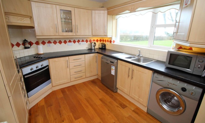 Rathmullan Haus | Seabreeze Cottage mit direktem Zugang zum Sandstrand von diesem Cottage aus Garten