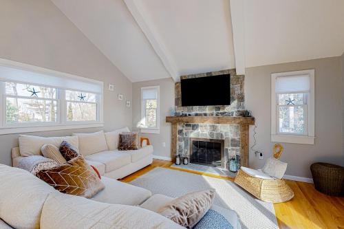 Fells Pond Haus | Seabury Serenity