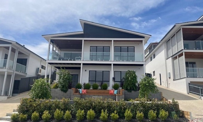 Normanville Haus | SeadaView - Luxury Views & Modern Comforts