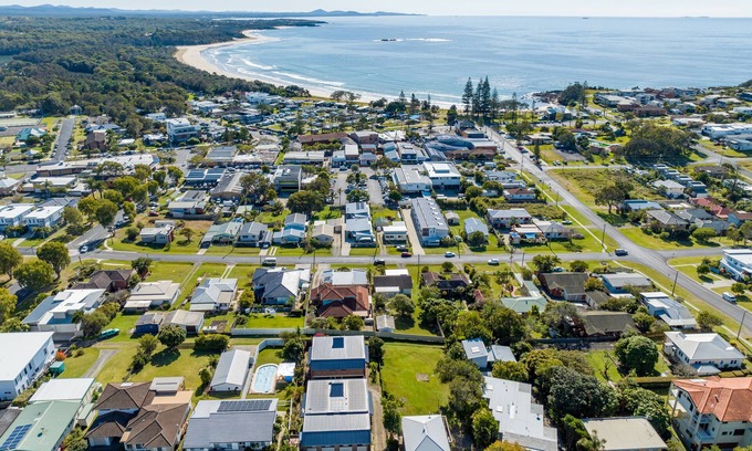 Woolgoolga Haus | Seadream on Nelson. New Listing. pet Friendly , 300m Stroll to Beach and Cafes
