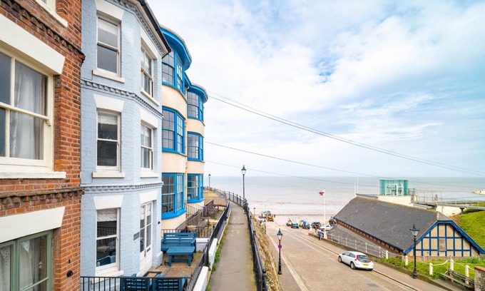 Cromer Haus | Seaforth - Fabulous FAMILY HOUSE, seconds from the BEACH with stunning SEA VIEWS