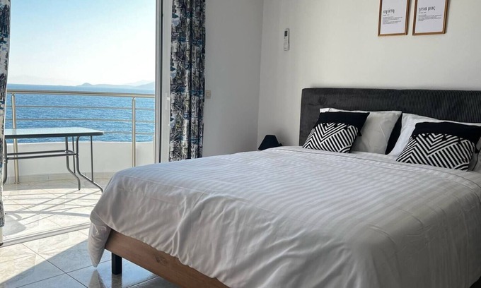 Avlakia Wohnung | Seafront studio with terrace