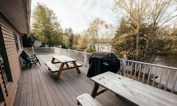 Andover Haus | Seamless Beach Access- Capitvating Lake Views