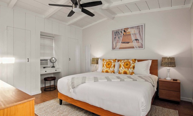 Beach Barber Tract Haus | Seaside 1BR Steps to Windansea Beach & Peek Views