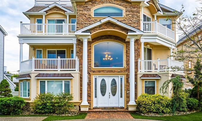 A-Zone Haus | 24 Schlafplätze! Luxushaus mit 9 Schlafzimmern, 8 Vollbädern, Pool, Aufzug und Dachterrasse