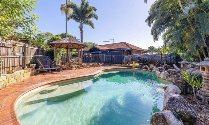 Redland Bay Haus | Seaside detached villa on a quiet street 4 bedrooms, 2 bathrooms Pool Courtyard