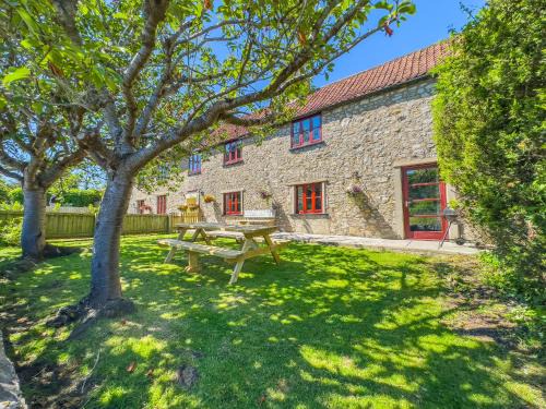 Kewstoke Haus | Seaside-Dog Friendly-Country Cottage-w log burner