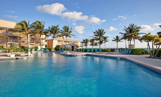 Crystal Harbour Wohnung | Seaside Dream! 2 Spacious Units, Outdoor Pool, Steps to North Sound Golf Club!