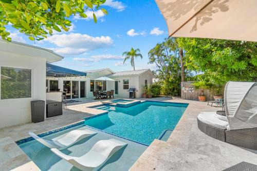 Singer Island Haus | Seaside Elegance - 4B-4B - 3 Master Suites, Heated Pool and Spa, Tanning Ledge, Golden Tee Arcade, Outdoor Bar with 65 Inch TV, BBQ, Walk to Beach! Sleeps 10