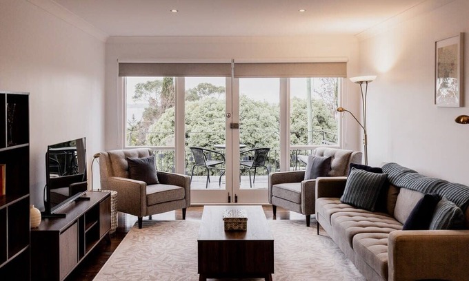 Taroona Haus | Seaside home with nearby beach access