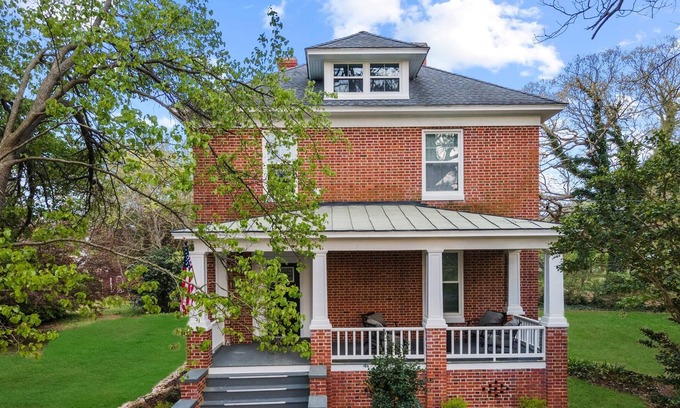 Nassawadox Haus | Seaside is the perfect get-away location to bring your friends and family for a large gathering.