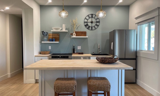 Marineland Acres Haus | Seaside King Suite, a minute from the ocean