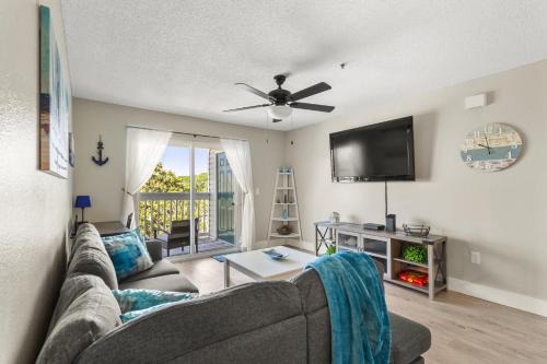 Indian Bayou Wohnung | Seaside Serenity Near Beach with Pool, Gym, Balcony