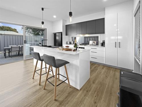 Shellharbour Haus | Seaside Village Retreat